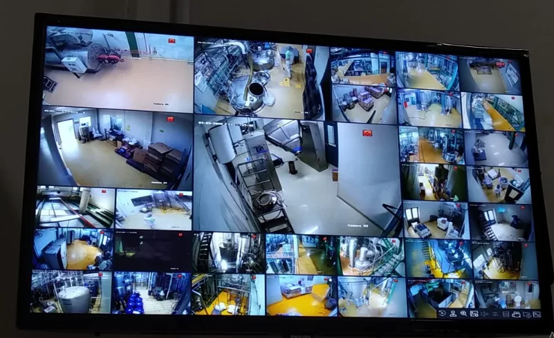 Ilustrasi pengawasan CCTV di monitor